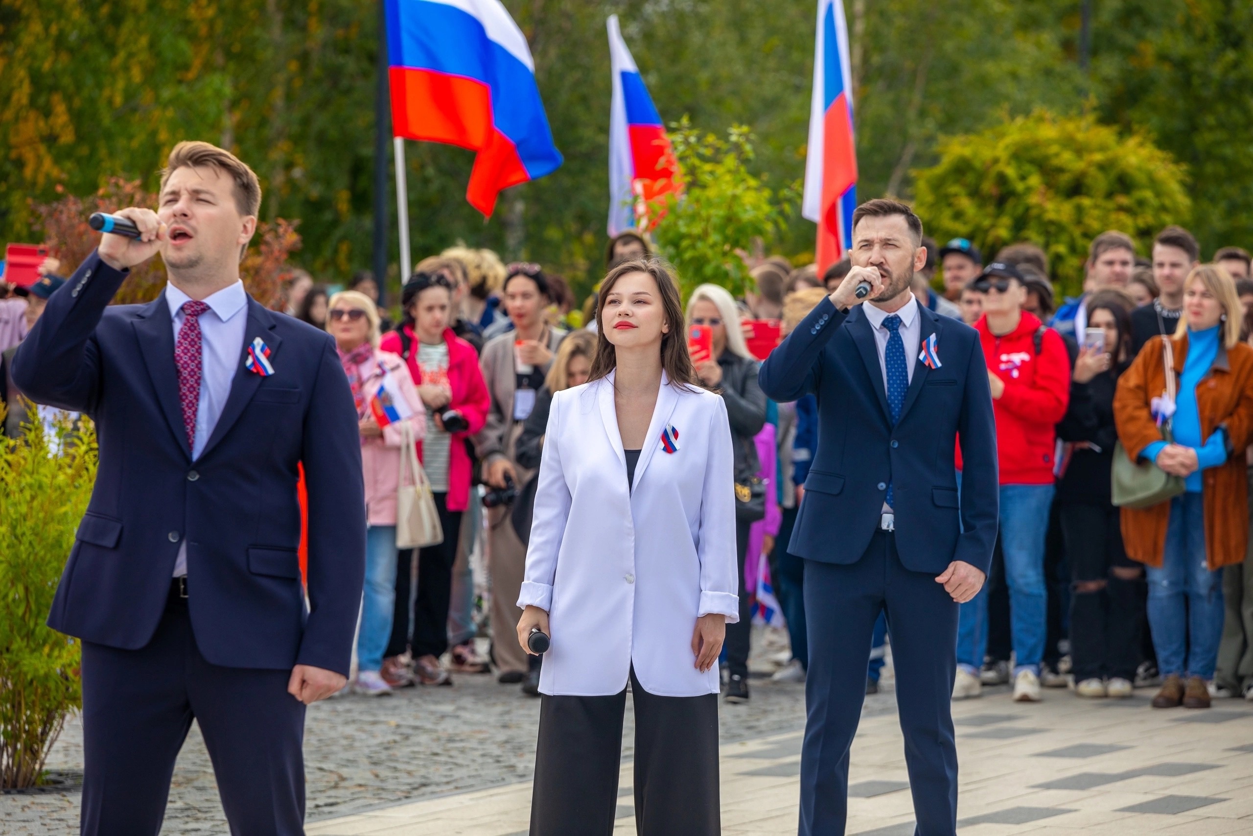 Ноябрьск отпраздновал День Государственного флага Российской Федерации!
